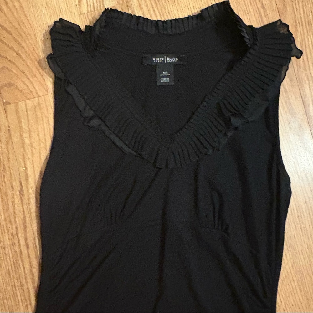 White House Black Market Black Sleeveless Deep V-Neck Top Size XS
